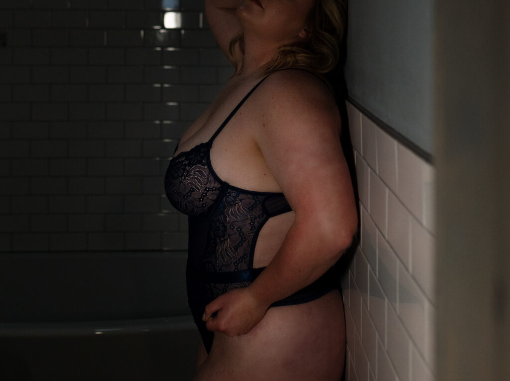 Boudoir session in bathroom, black lace lingerie 